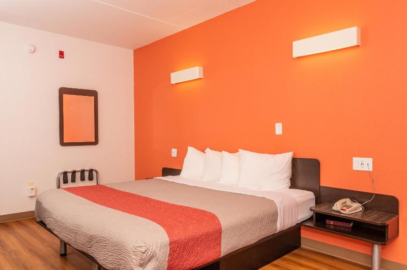 Deluxe King Room - Non-Smoking image 1