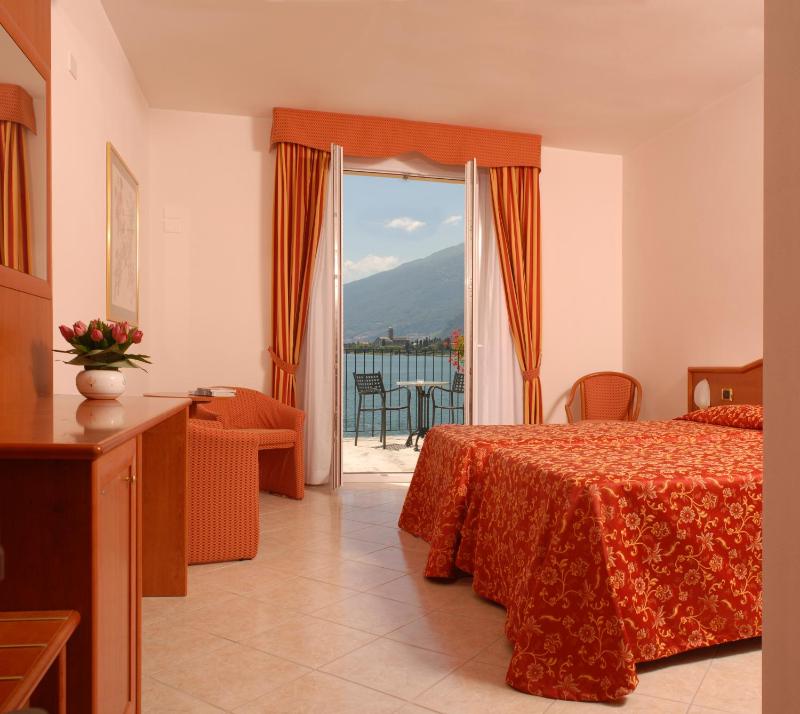 Superior Double Room with Lake View image 4