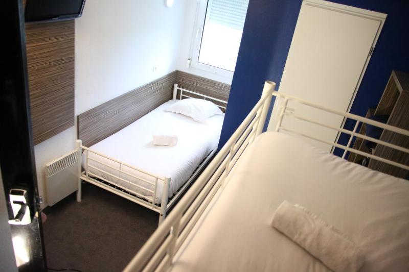 Standard Triple Room image 3