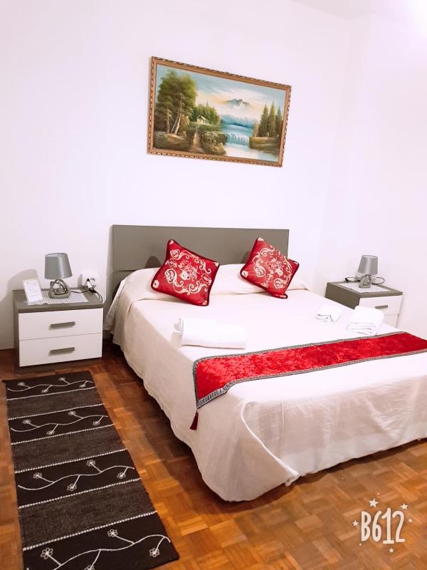 Double Room with Shared Bathroom image 2