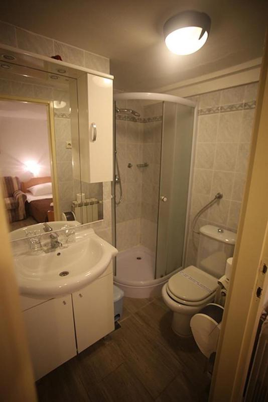 Twin Room image 2