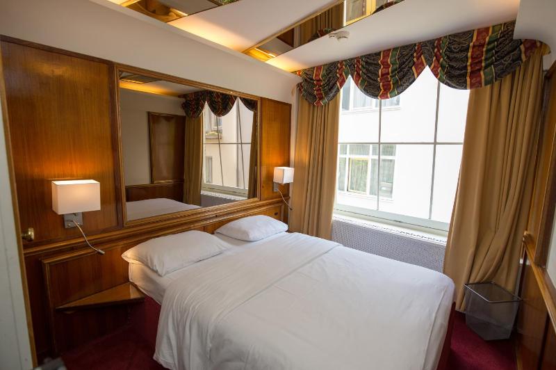 Double Room image 4