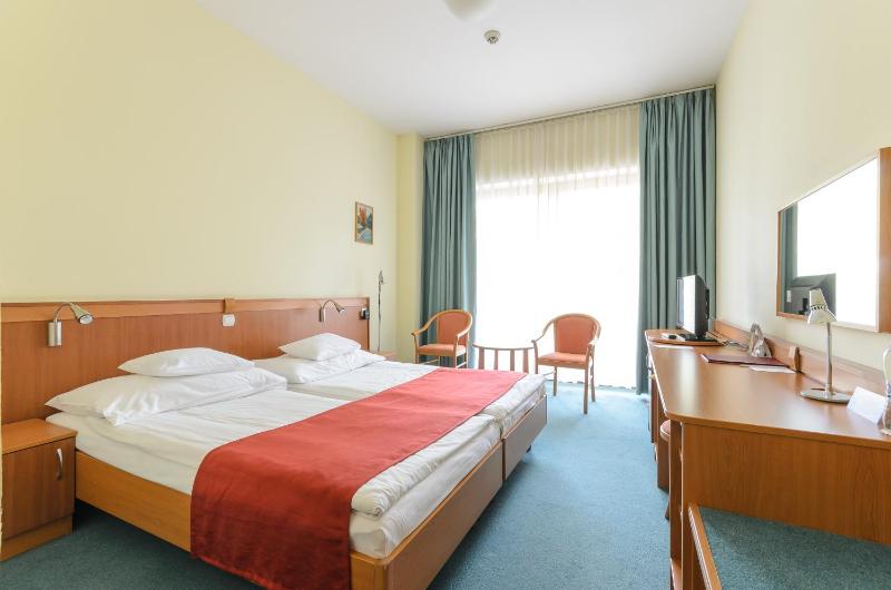 Double Room with Balcony image 4