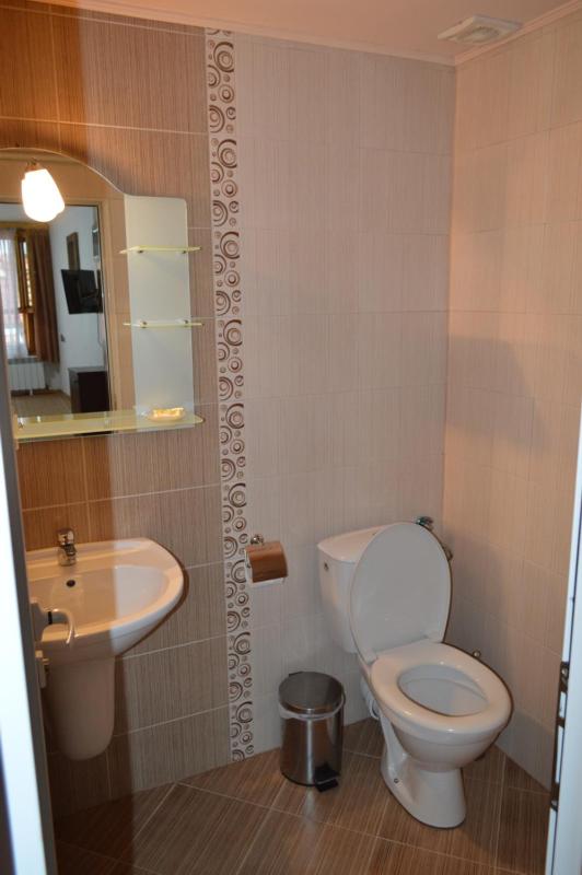 Economy Triple Room image 4