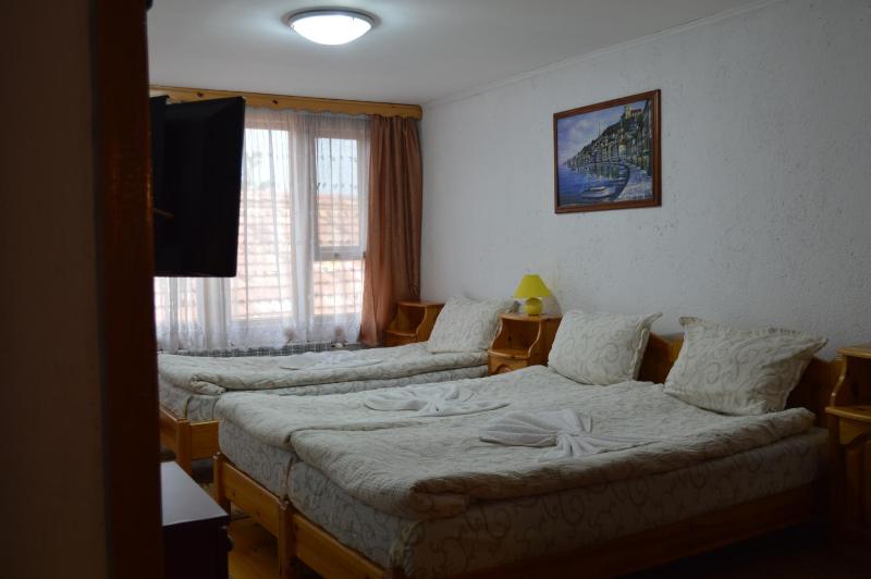 Economy Triple Room image 3