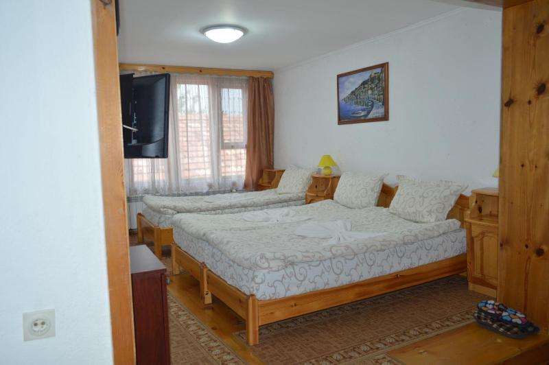 Economy Triple Room image 2