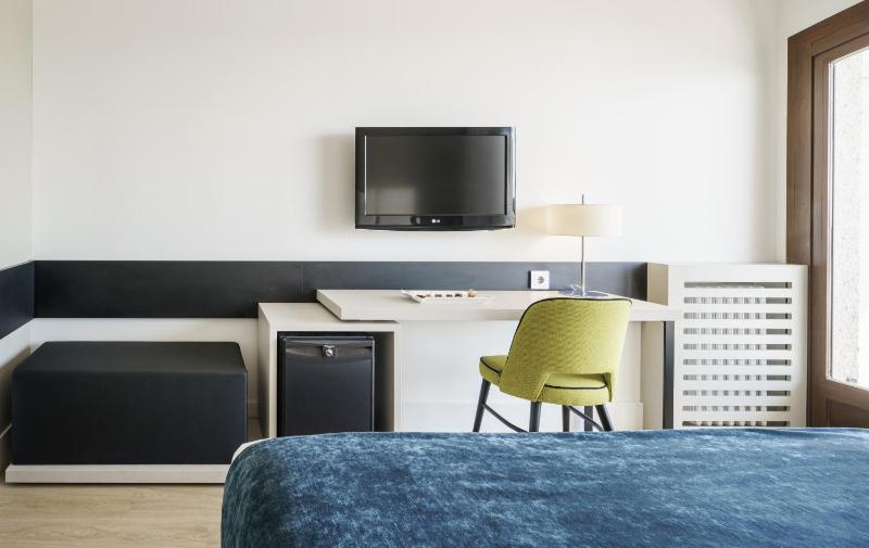 Standard Double or Twin Room with Sea View image 3