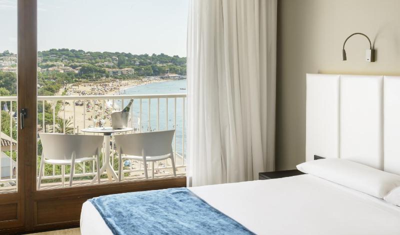 Standard Double or Twin Room with Sea View image 4