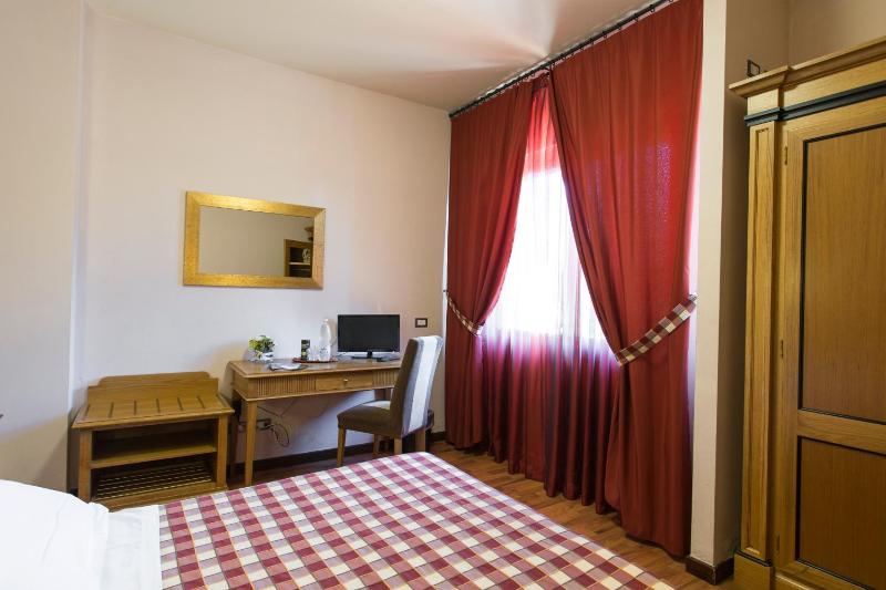 Double Room image 4