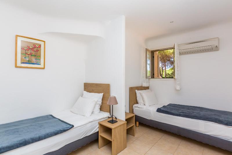 Standard Twin Room image 4