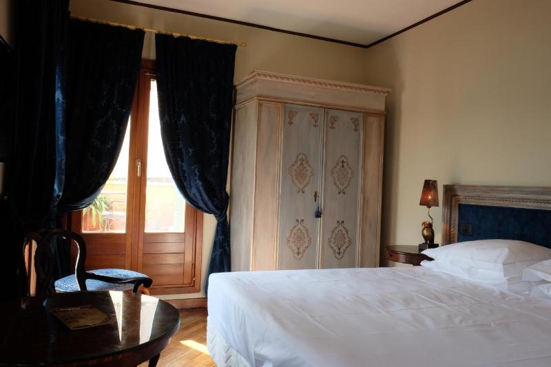 Superior Double Room with Canal view and Terrace image 1