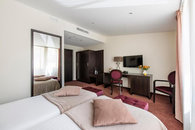 Twin Room image 3