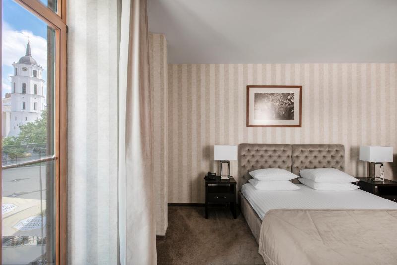 Deluxe Double or Twin Room image 4