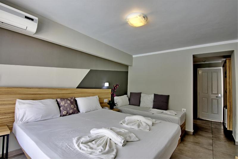 Double Room With Private Pool (Swim Up) image 3