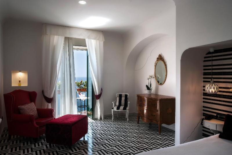 Deluxe Double Room with Sea View image 3