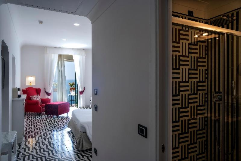 Deluxe Double Room with Sea View image 2