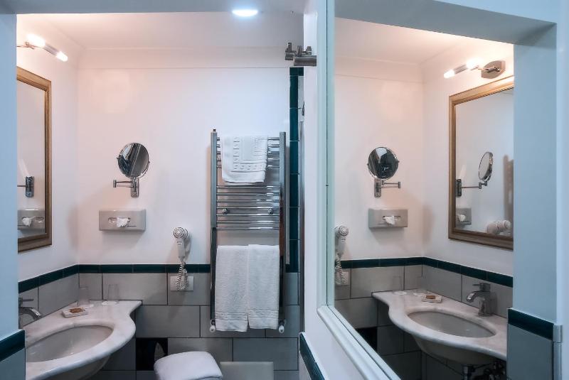 Deluxe Double Room with Sea View image 4