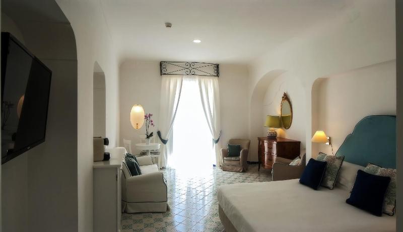 Deluxe Double Room with Side Sea View image 3
