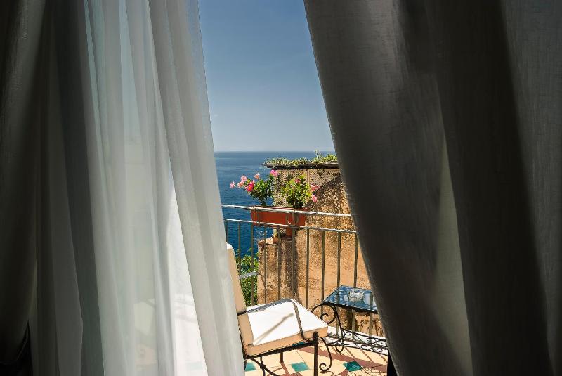 Deluxe Double Room with Side Sea View image 2