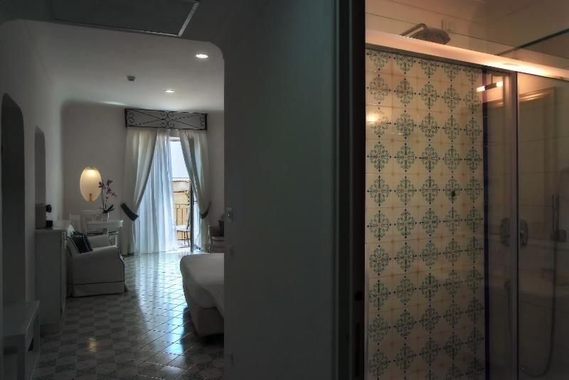 Deluxe Double Room with Side Sea View image 4