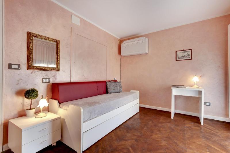 One-Bedroom Apartment image 3