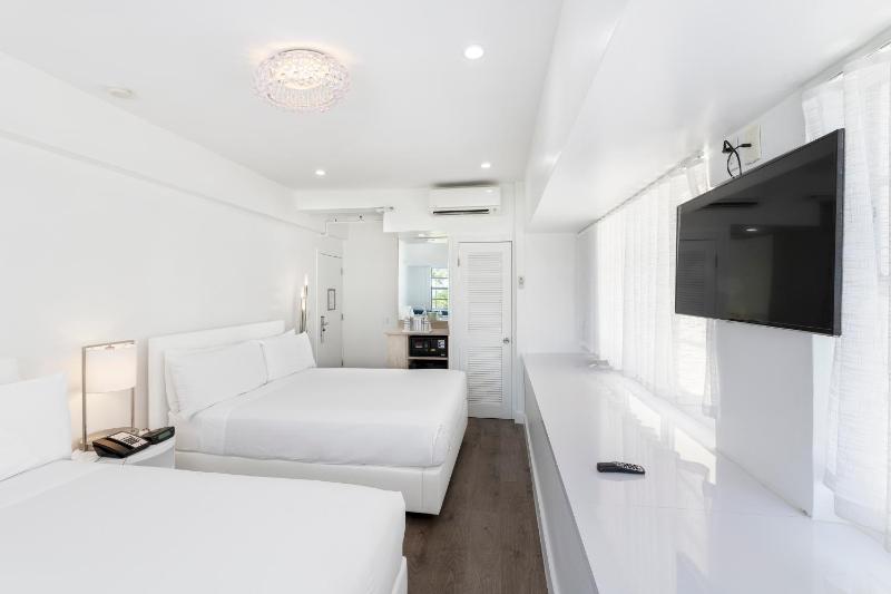 Corner Queen Room with Two Queen Beds and Ocean View image 3