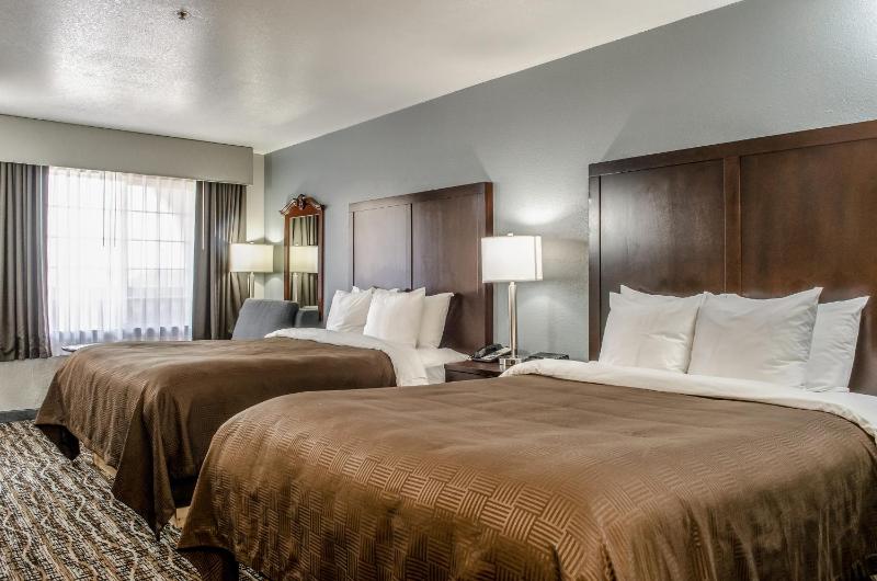 Queen Room with Two Queen Beds - Non-Smoking image 3