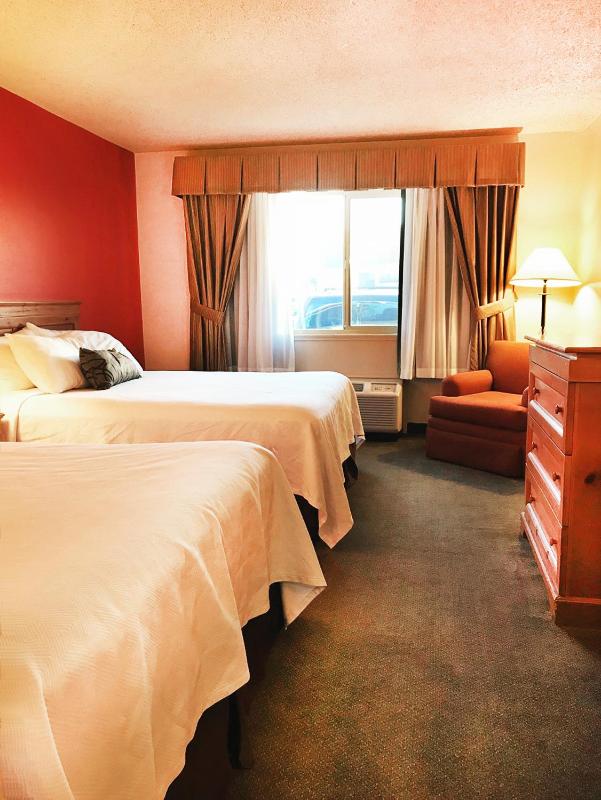 Deluxe Queen Room with Two Queen Beds image 3