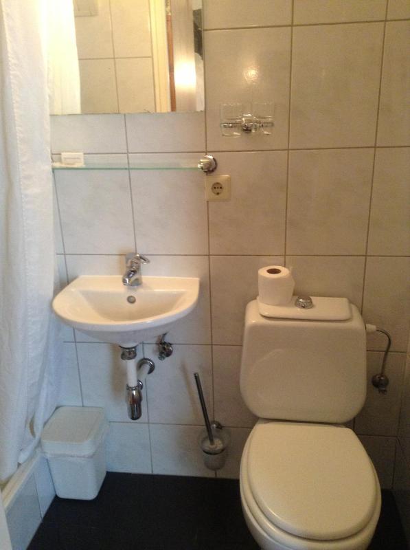 Small Twin Room image 3
