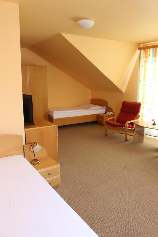 Standard Triple Room image 4