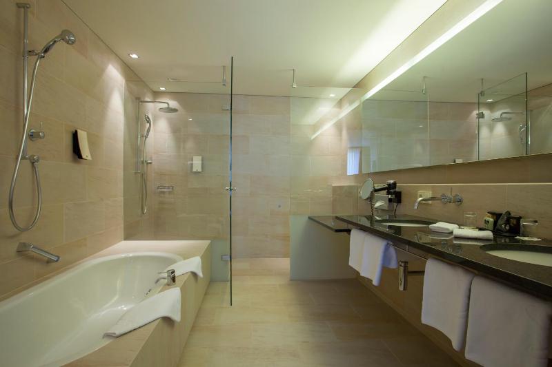 Luxury Suite image 4