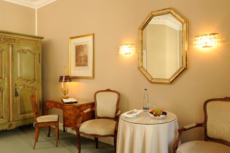 Deluxe Double Room image 4