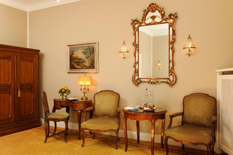 Deluxe Double Room image 3