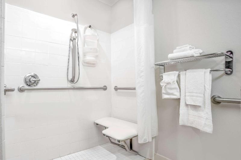 Queen Room with Two Queen Beds - Disability Access/Non-Smoking image 3