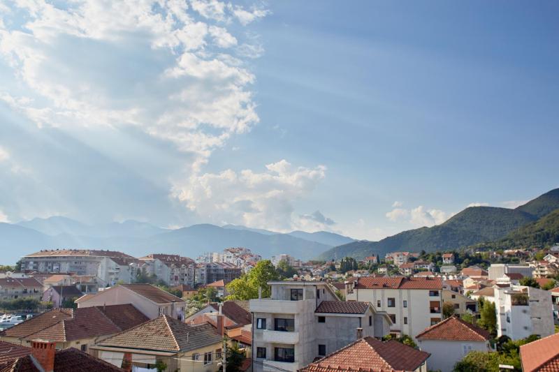 Three-Bedroom Apartment with Sea View and Balcony image 4