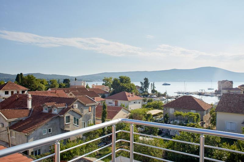Three-Bedroom Apartment with Sea View and Balcony image 3