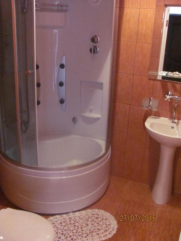 Standard Twin Room image 4