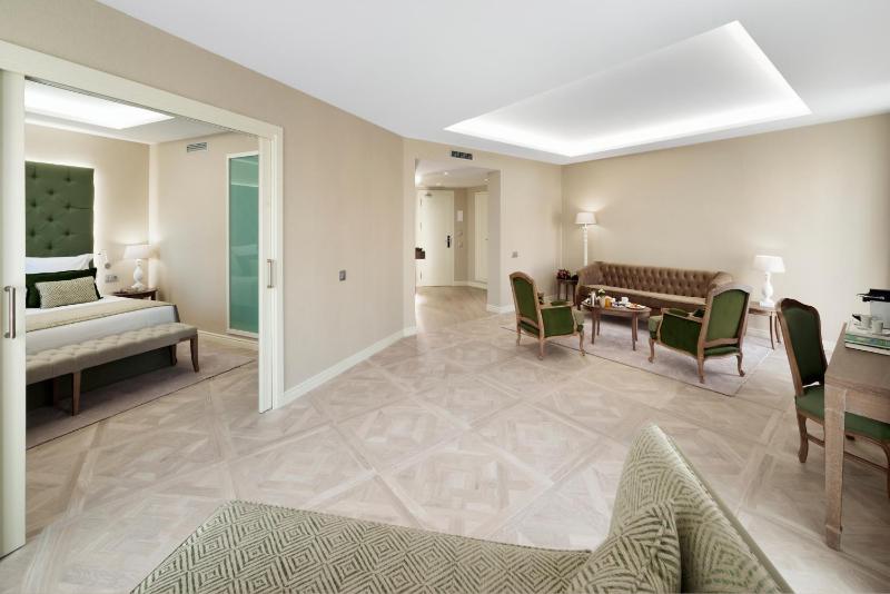 Grand Master Suite image 4