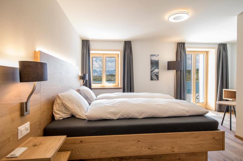 Deluxe Double Room with Balcony image 4