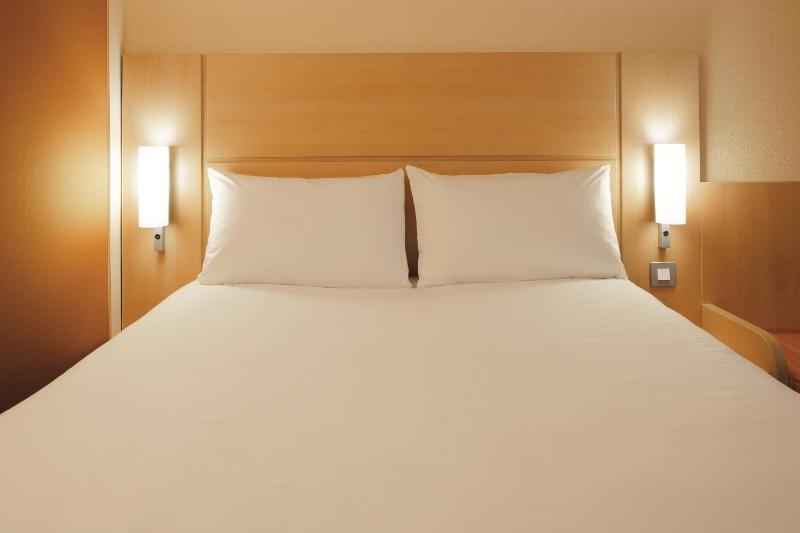 Standard Double Room image 4