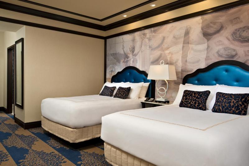 Standard Double Queen Room with Tub image 2