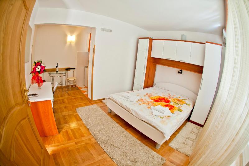 Studio (2 Adults) image 4