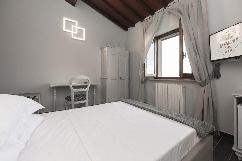 Standard Double Room image 3