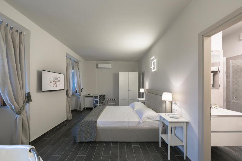 Deluxe Double Room with Bath image 4