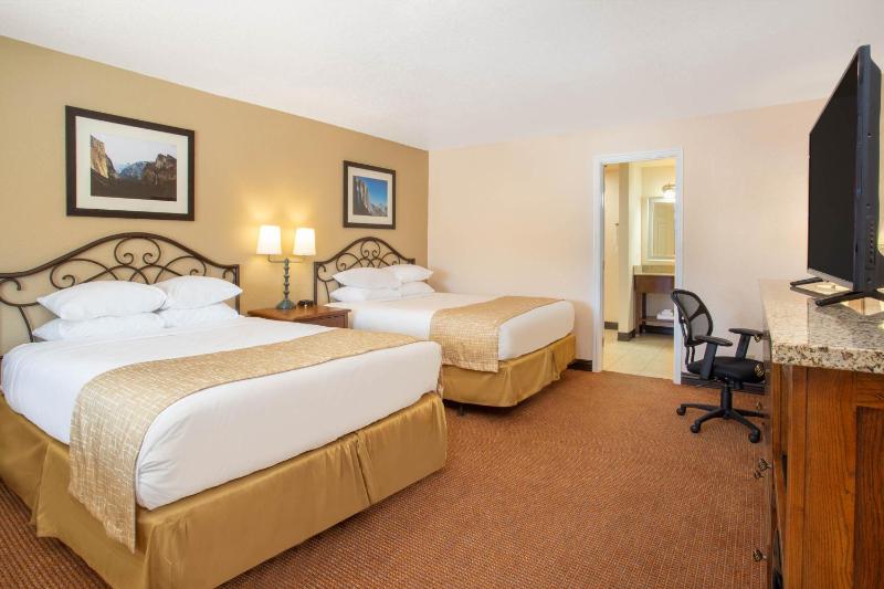 Queen Room with Two Queen Beds - Non-Smoking image 3