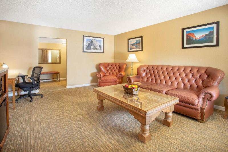 King Suite - Non-Smoking image 2