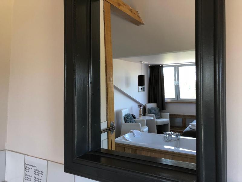 Twin Room with Bath image 3