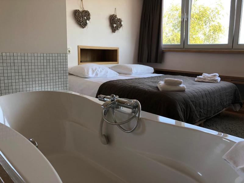 Twin Room with Bath image 4