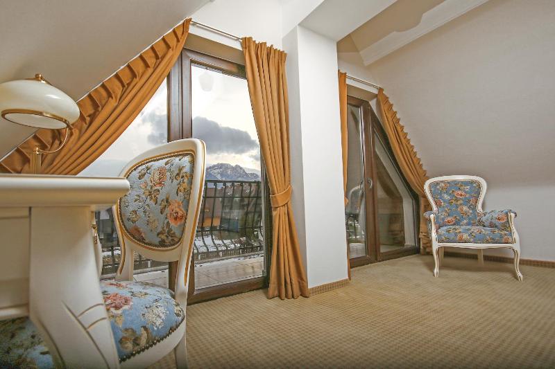 One-Bedroom Suite with Mountain View image 2