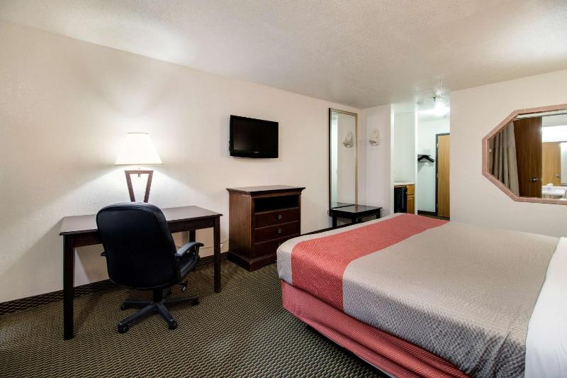 Deluxe King Room - Non-Smoking image 3